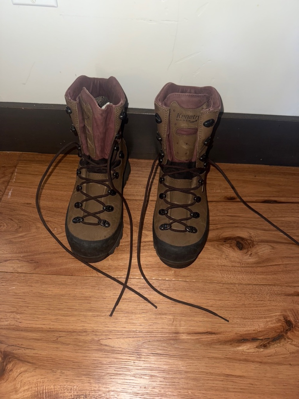 Kenetrek Women's Lace-Up Hiking / hunting boots